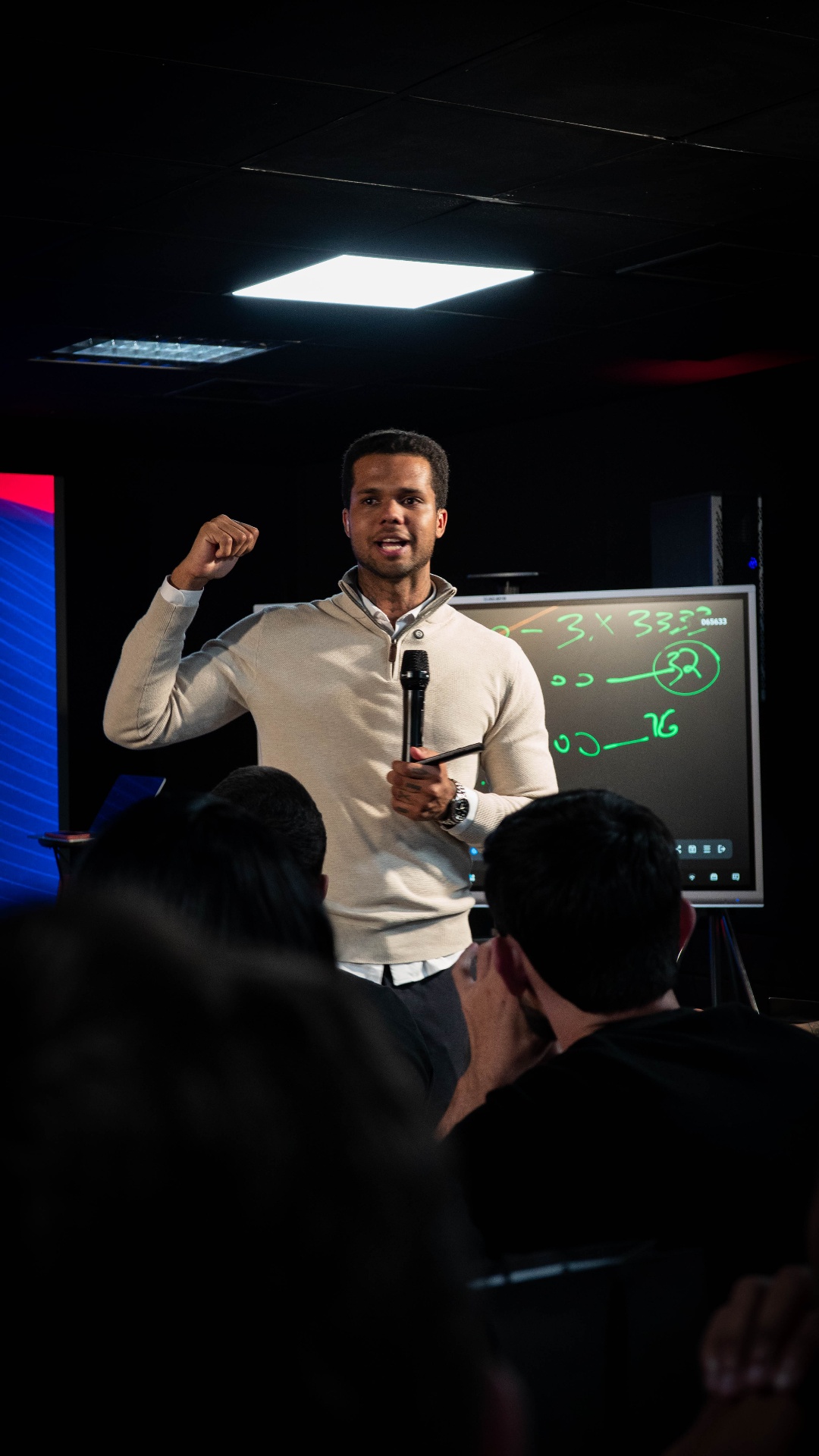 Mileno Rocha apresentando para donos de barbearia